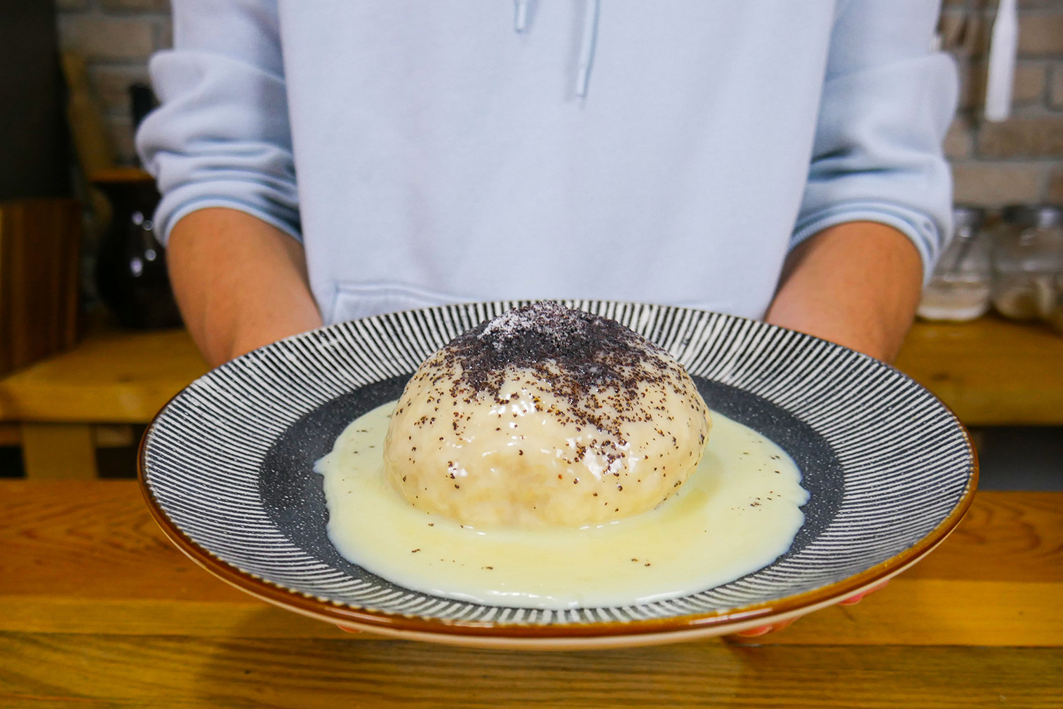 Germknödel - alpská sladká knedľa s vanilkovým krémom