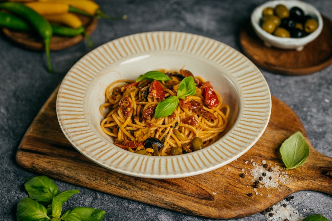 Špagety s olivami, papričkami, cherry paradajkami a parmezánom