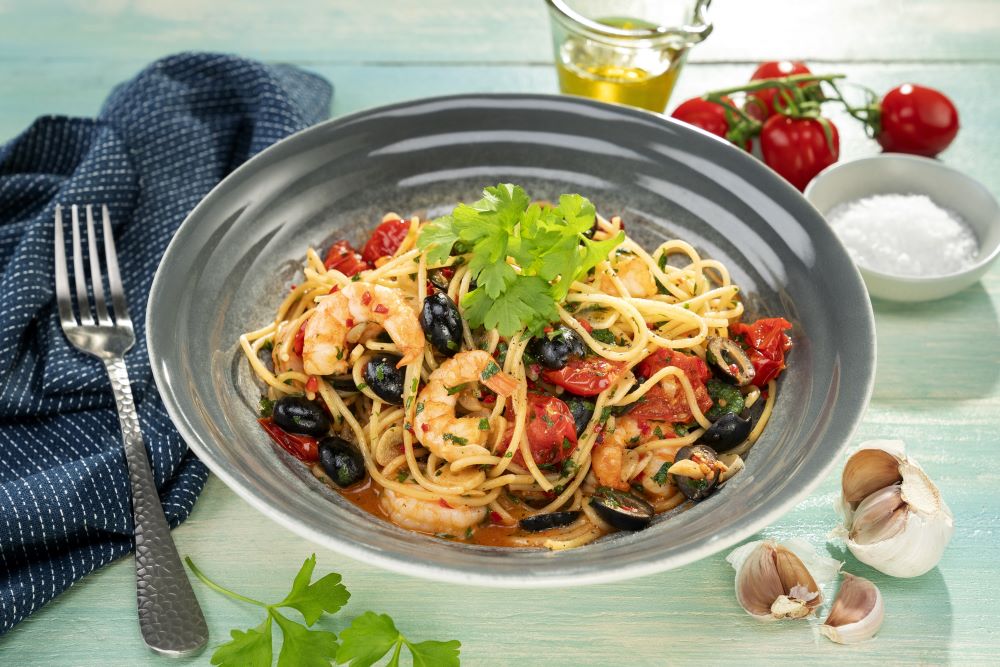 Jednoduché špagety s krevetami, olivami a paradajkami