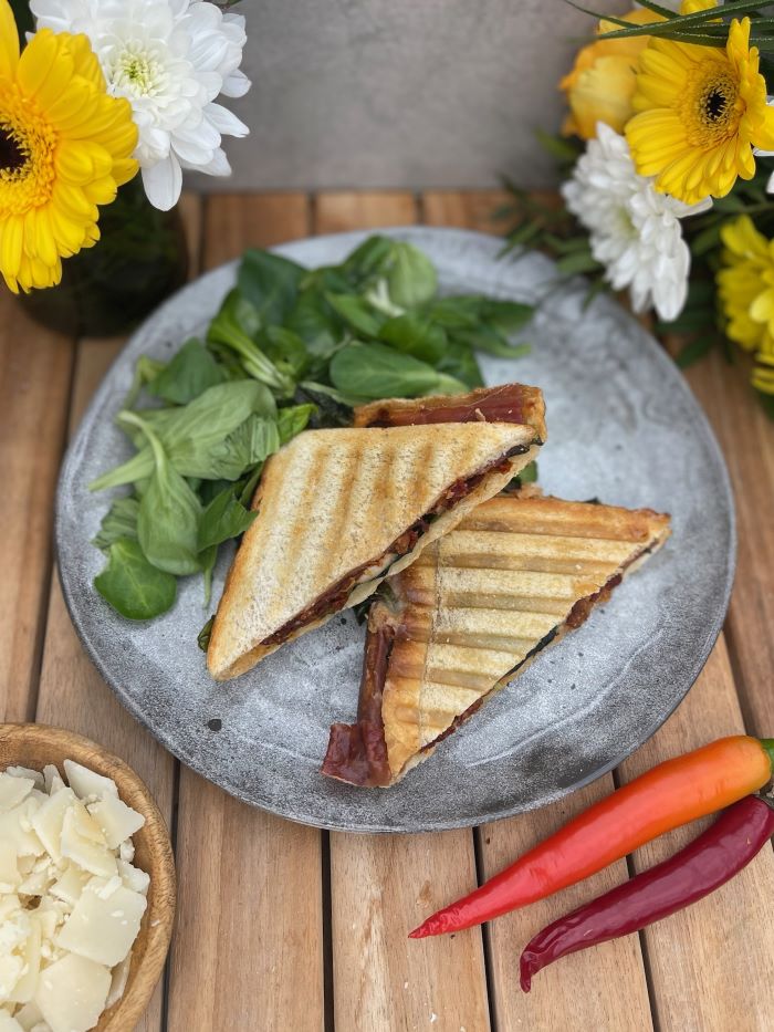 Sendvič s prosciuttom, sušenými paradajkami a parmezánom