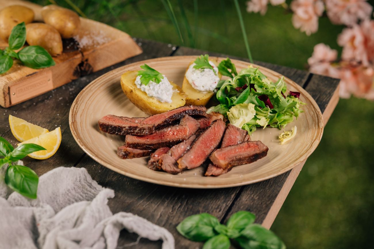 Rib Eye steak s pečenými zemiakmi v alobale, s kyslou smotanou a listovým šalátom