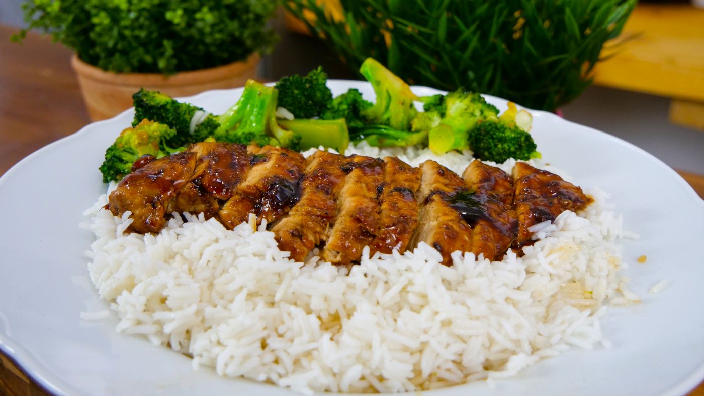 Teriyaki kura s ryžou a grilovanou brokolicou