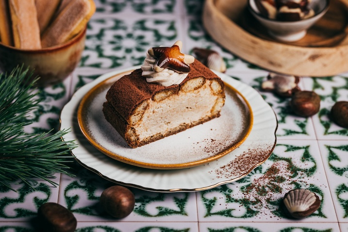 Nepečená tiramisu roláda s vaječným likérom a gaštanmi