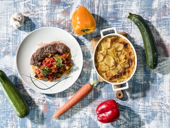 Pečený jahňací chrbát s ratatouille a gratinovanými zemiakmi