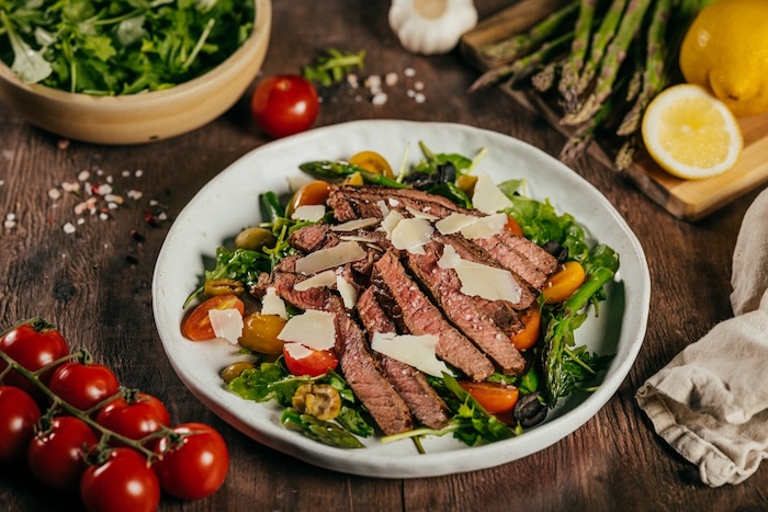 Filetovaný rump steak so špargľou, cherry paradajkami a olivami