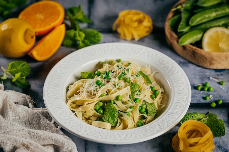 Tagliatelle s citrusovou omáčkou, hráškom a parmezánom