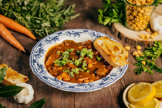 Hovädzie ragú s karí, cícerom a paradajkami