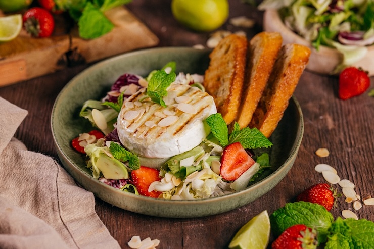 Grilovaný camembert so šalátom a mätovým dresingom