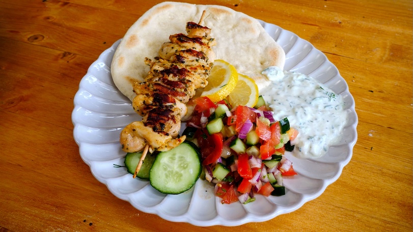 Grécke souvlaki s tzatziki a pita chlebom