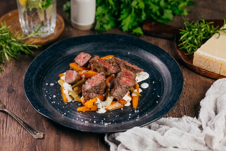 Flat iron steak s grilovanou zeleninou a chrenovo–parmezánovým dipom