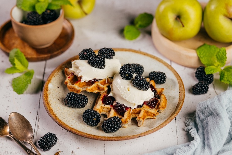Makovo–jablkové waffle s tvarohom a černicami