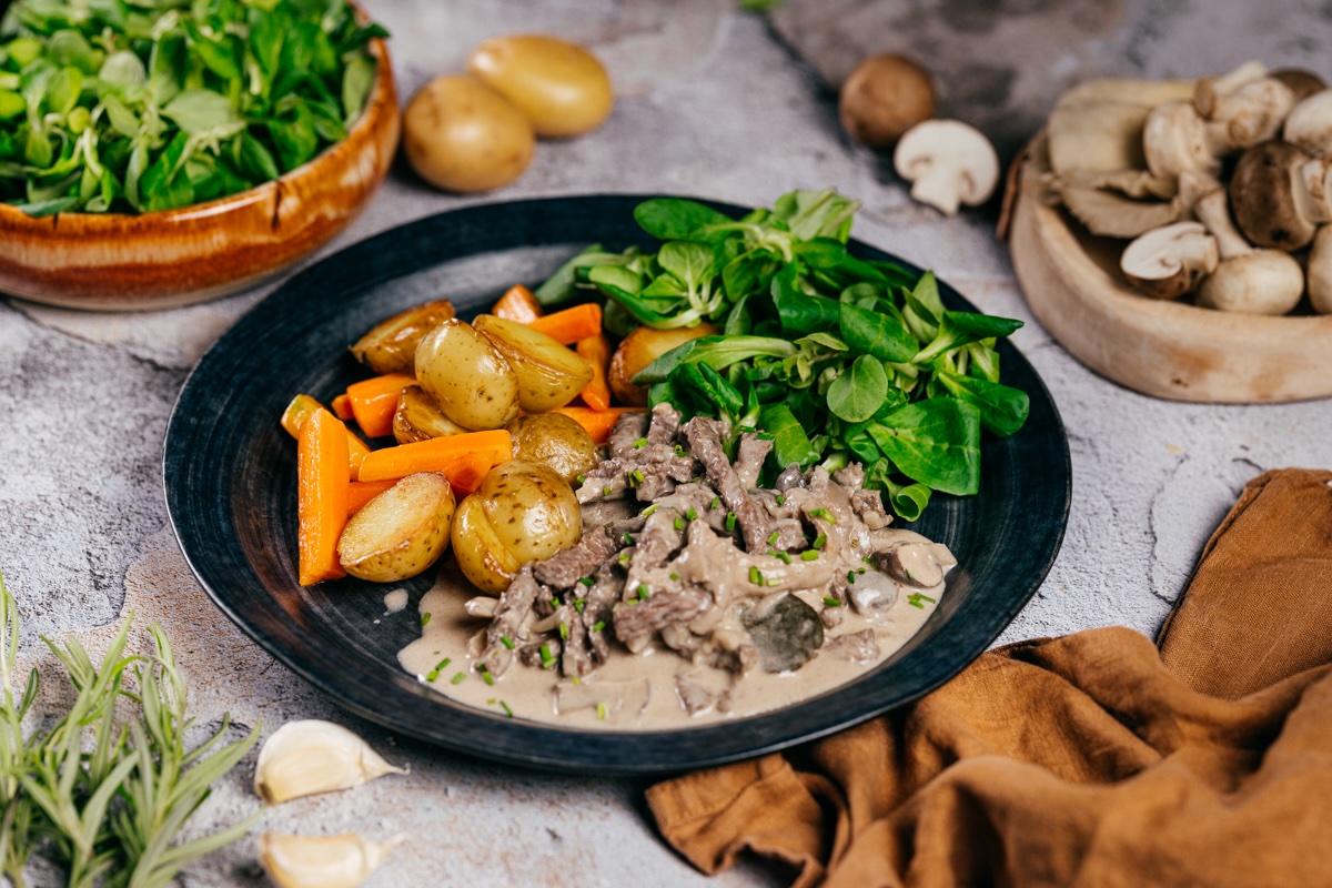 Hovädzie stehno na hubách so smotanovou omáčkou