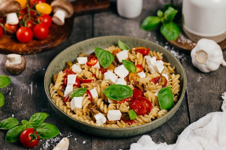 Fusilli s mozzarellou, cherry paradajkami a šampiňónmi