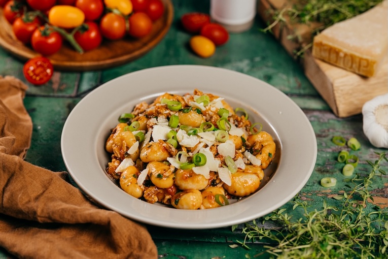 Gnocchi s mletým mäsom, paradajkovou omáčkou a so syrom grana padano