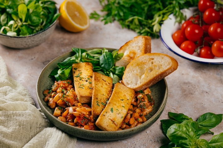 Opekané tofu na panvici s fazuľami, paradajkami a chilli