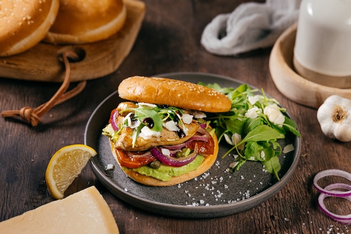 Burger s kačacou pečeňou, avokádom, sušenými paradajkami a parmezánom