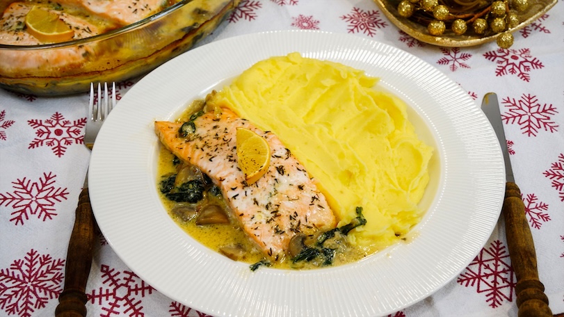 Losos so šampiňónovo-špenátovou omáčkou a zemiakovou kašou