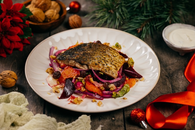 Restovaný kapor s červenou repou, pomarančom, vlašskými orechmi a hrozienkami