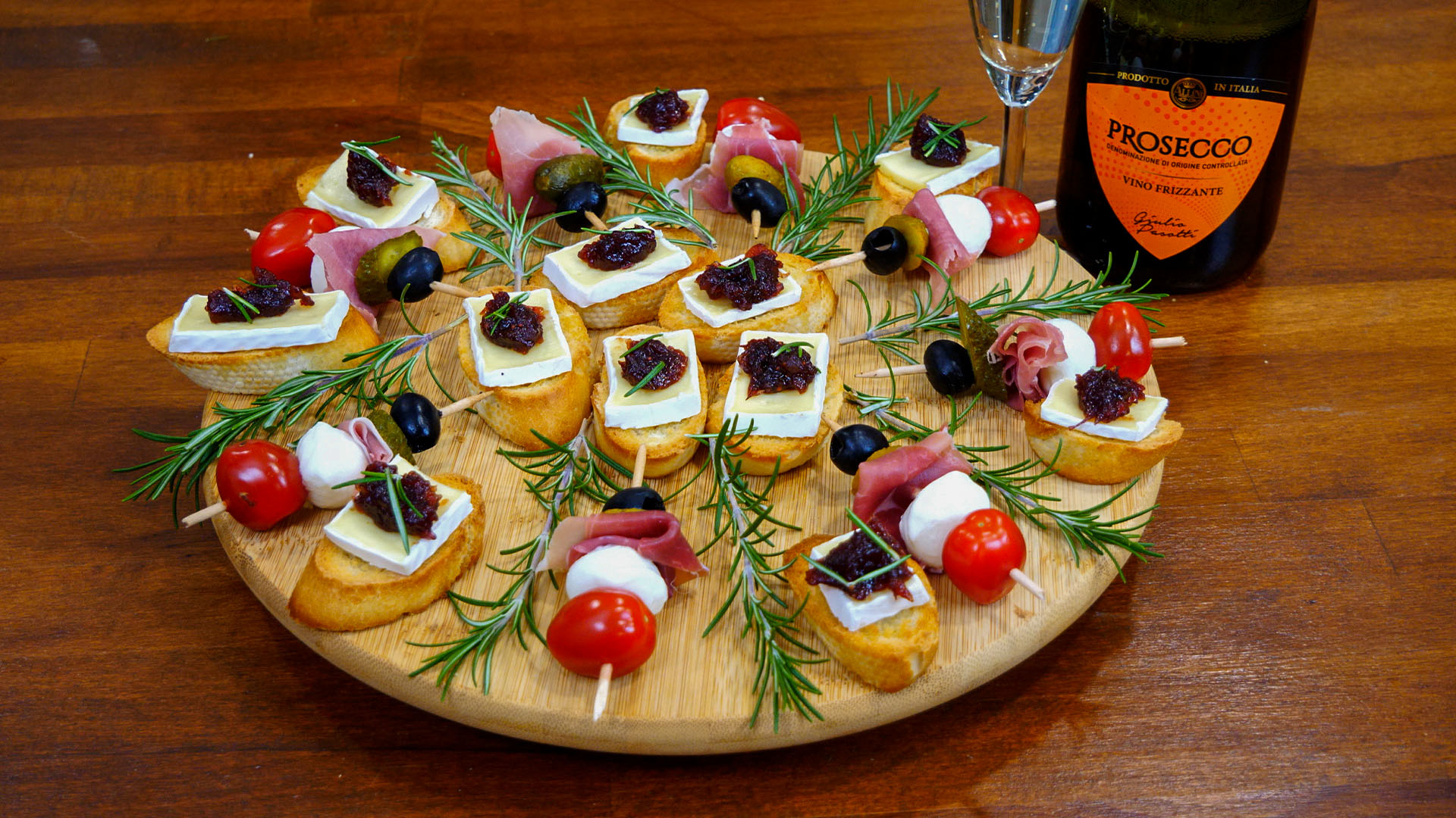 Silvestrovské kanapky a špízy