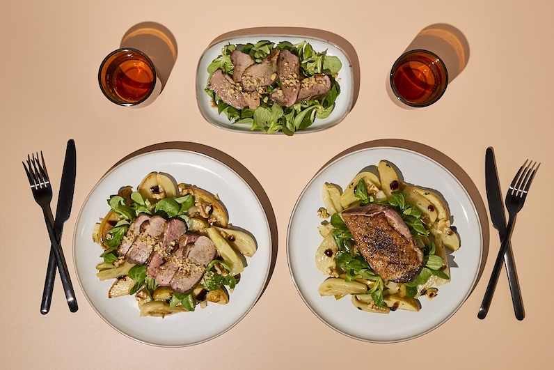 Restované kačacie prsia s hruškami, feniklom a orechmi