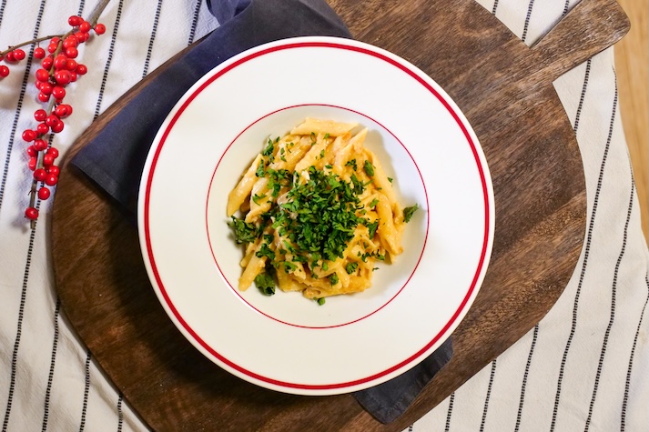 Penne s omáčkou z karamelizovanej cibule