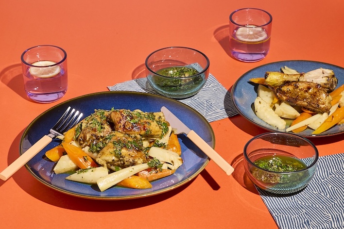 Kuracie štvrte s tymianom, pečenou zeleninou a zelenou salsou