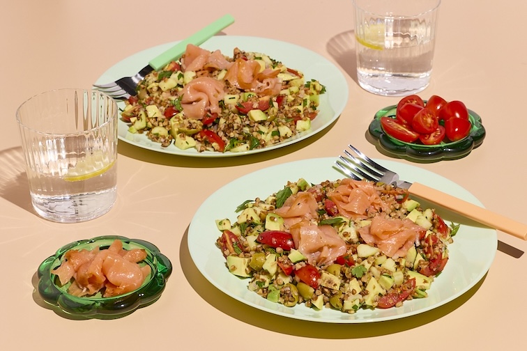 Pohánkový šalát s údeným lososom a avokádom