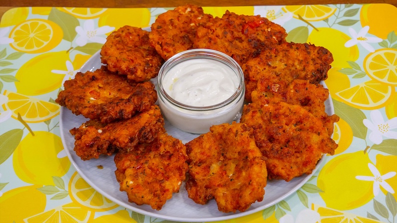 Paradajkové placky s jogurtovým dresingom