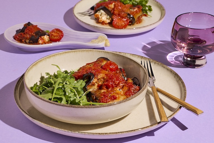 Baklažánové rolky s gréckym syrom, olivami a paradajkami