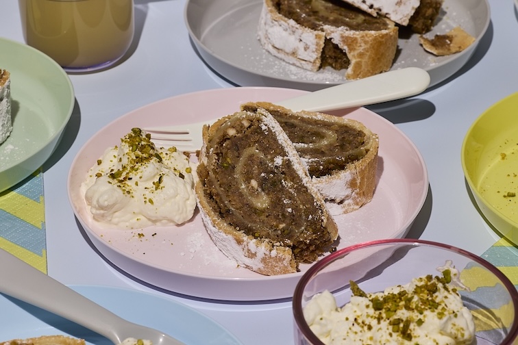 Jogurtová štrúdľa s medom a orechami