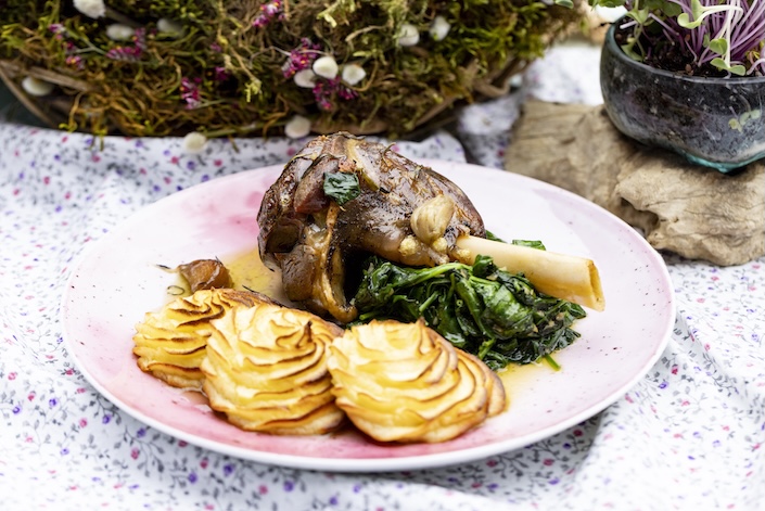 Jahňacie koleno so zemiakovými pusinkami a špenátom