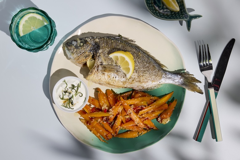 Pečená pražma s mrkvou, medom a sezamom