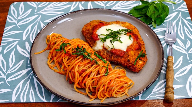 Špagety s paradajkovou omáčkou a so šťavnatým kuracím rezňom