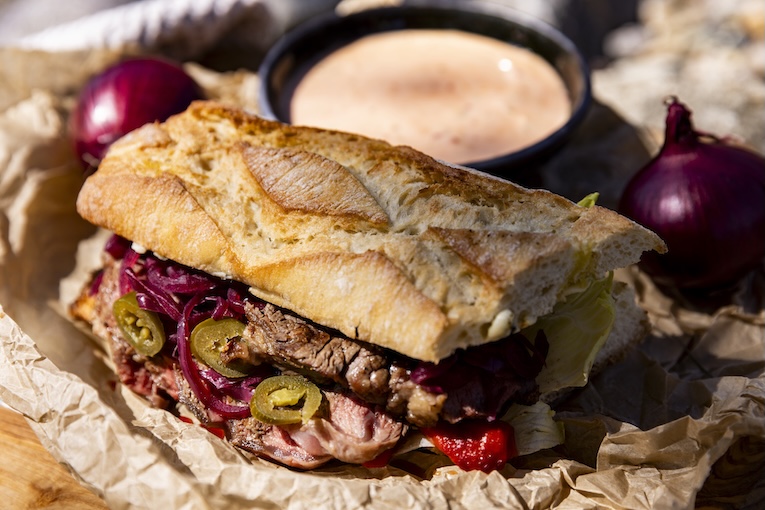 Steak sandwich s marinovanou cibuľou
