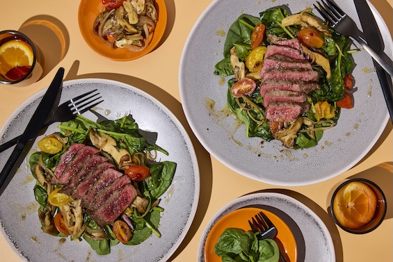 Grilovaný wagyu steak so špenátom, hlivou a cherry paradajkami
