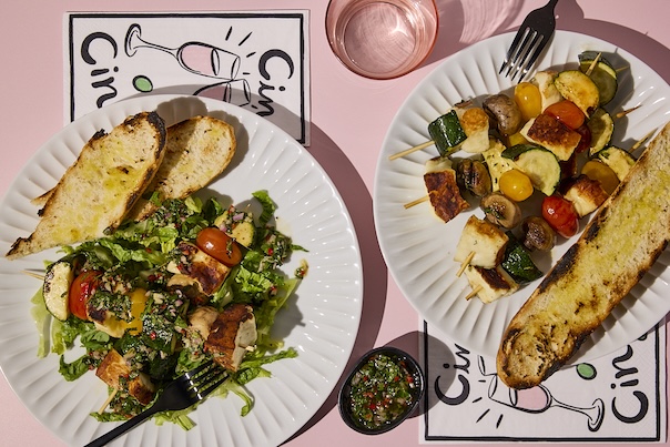 Grilovaný špíz s halloumi syrom, šampiňónmi, cuketou a paradajkami
