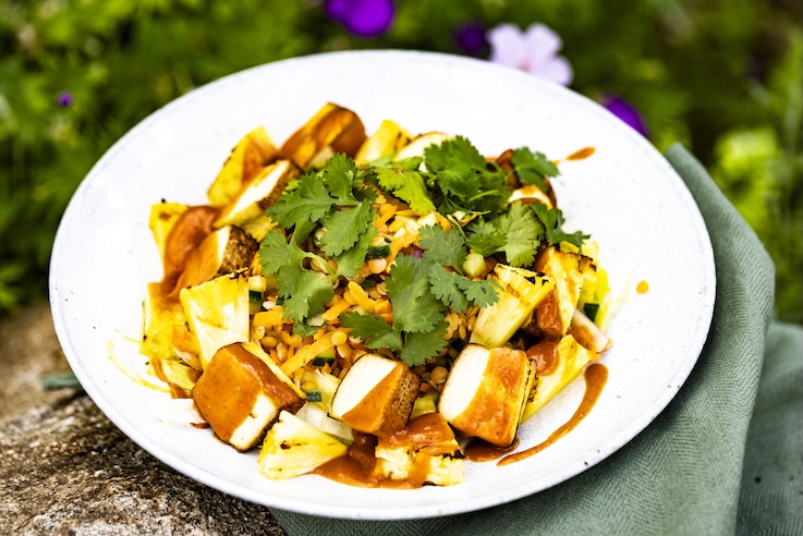Grilované tofu s ananásom a šošovicovým šalátom