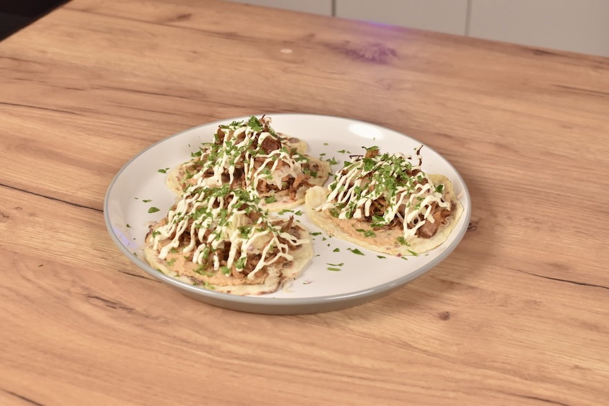 Tacos s lokšami, trhaným mäsom a kyslou kapustou