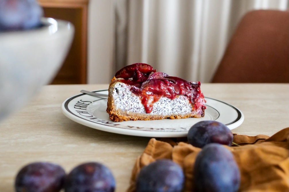 Makový cheesecake so slivkami