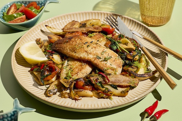 Restovaná tilapia so slaninou, feniklom a paradajkami