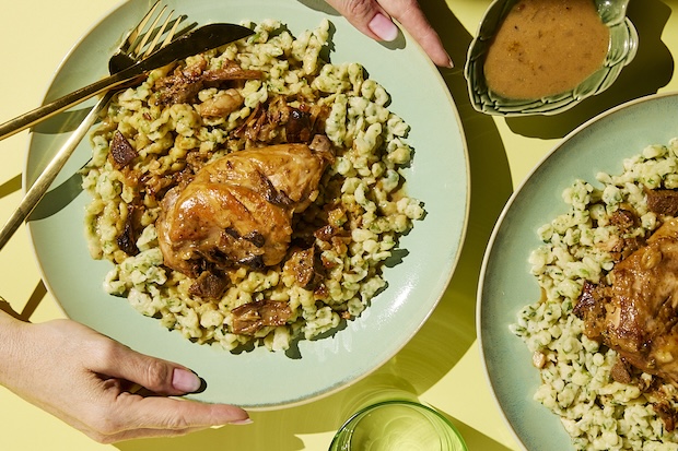 Dusený králik na hubách s parmezánom a haluškami