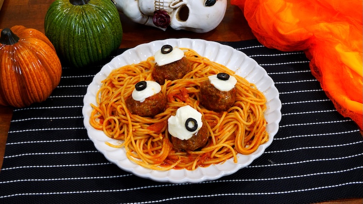 Halloweenske špagety s mäsovými očami