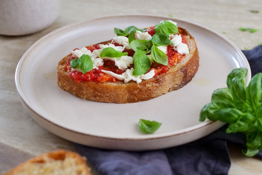 Pan con tomate s mozzarellou