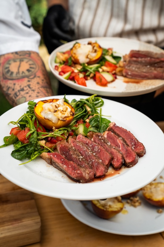 Steak s grilovanou broskyňou a kozím syrom | Na grile u Kuca s hosťom Michalom Totkom